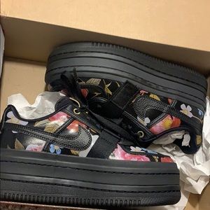 Nike Vandal 2k Lx 7.5 new in box - never worn